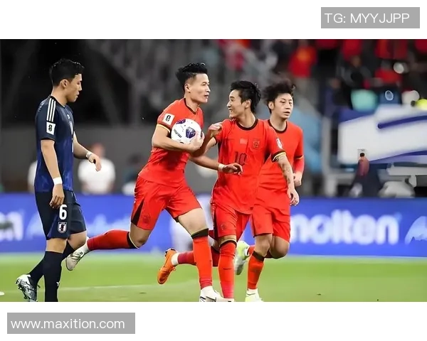 足球明星与儿子互动搞笑视频温馨瞬间引发网友热议与点赞